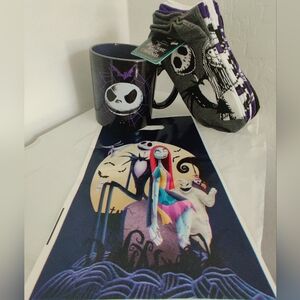 🆕 New Nightmare before Christmas gift bundle (mug, 5 PK socks, gift bag)